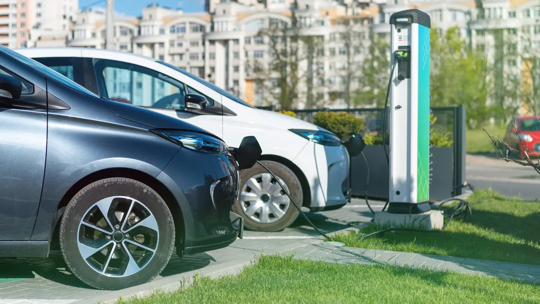 A imagem mostra dois carros elétricos estacionados.